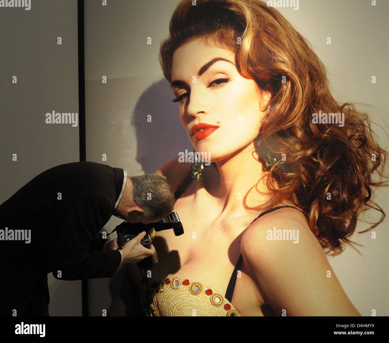 Un photographe a tenu à présenter une photo de Cindy Crawford par Zurich-photographe Michel Comte au NRW-Forum Kultur und Wirtschaft (lit : Rhénanie Westfalian forum pour la culture et l'économie) à Düsseldorf, Allemagne, 30 janvier 2009. Du 01 février au 10 mai 2009, l'exposition ?Michel Comte - 360 degrés ? Montre les œuvres de la photographe spécialisé dans les portraits, fashio Banque D'Images