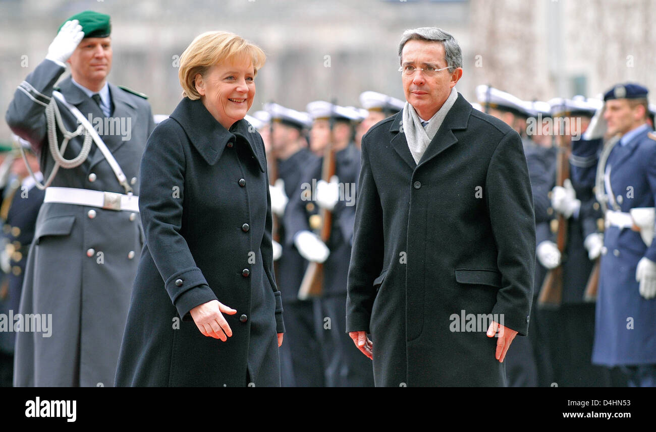 La chancelière allemande, Angela Merkel, se félicite le président colombien Alvaro Uribe Velez avec honneurs militaires en face de la chancellerie à Berlin, Allemagne, 31 janvier 2009. Photo : GERO BRELOER Banque D'Images