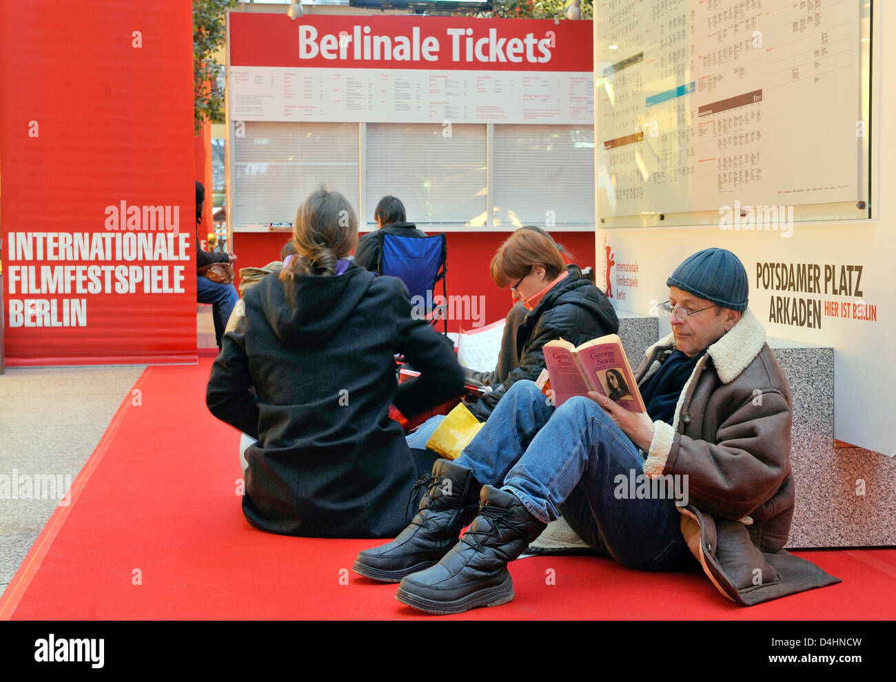 Les amateurs de cinéma s'asseoir en face du Festival International du Film de Berlin sur le ticket shop Potsdamer Platz à Berlin, Allemagne, 2 février 2009. L'achat de billets pour le festival Berlinale voiles allant du 5 au 15 février 2009 a débuté à 10 heures du matin. Photo : Gero Breloer Banque D'Images