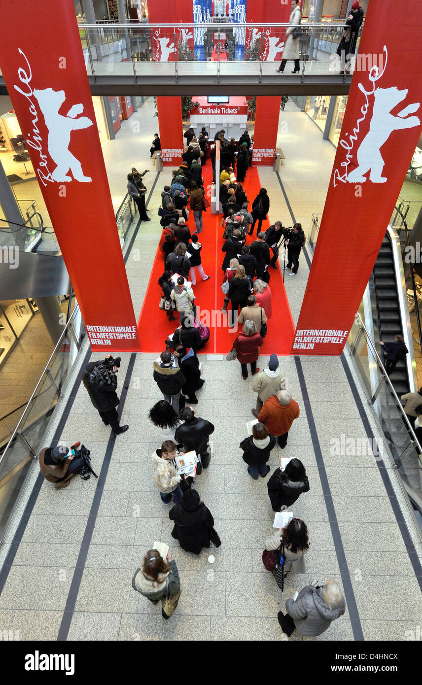 Les amateurs de cinéma en face de la file d'Berlin International Film Festival ticket shop sur Potsdamer Platz à Berlin, Allemagne, 2 février 2009. L'achat de billets pour le festival Berlinale voiles allant du 5 au 15 février 2009 a débuté à 10 heures du matin. Photo : Gero Breloer Banque D'Images