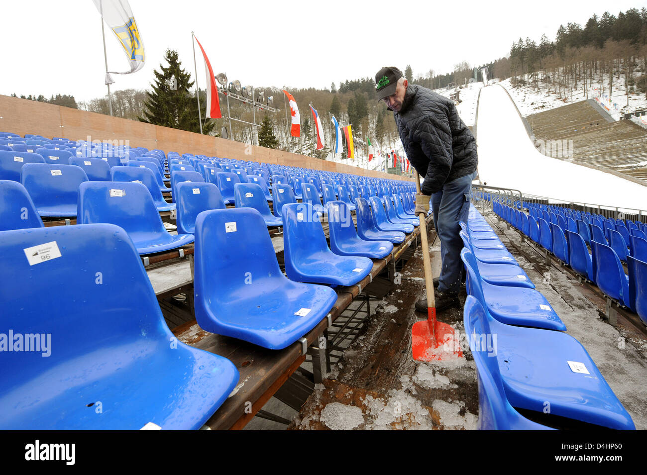 Un travailleur nettoie la tribune au saut de ski de Willingen, Allemagne, 05 février 2009. La Coupe du monde de saut à ski de Willingen Teamtour commence avec la qualification le 06 février, suivie de la compétition par équipe sur 07 et le patinage en le 8 février. Les deux autres endroits de la série de la Coupe du monde sont Klingenthal (10 au 11 février) et Oberstorf (13 au 15 février). Pho Banque D'Images