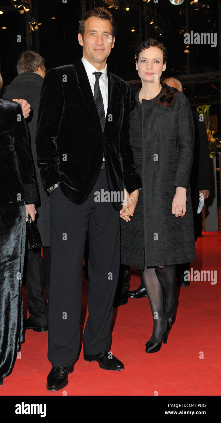 L'acteur britannique Clive Owen et sa femme Sarah-Jane Fenton arrivent pour la première du film "L'Internationale ? À la 59e Festival International du Film de Berlin, aussi appelé Berlinale, à Berlin, Allemagne, 05 février 2009. Le film s'ouvre la 59e Berlinale à Potsdamer Platz. Dans le cadre de la compétition officielle, 18 films seront en compétition pour l'ours d'or et d'argent. Banque D'Images