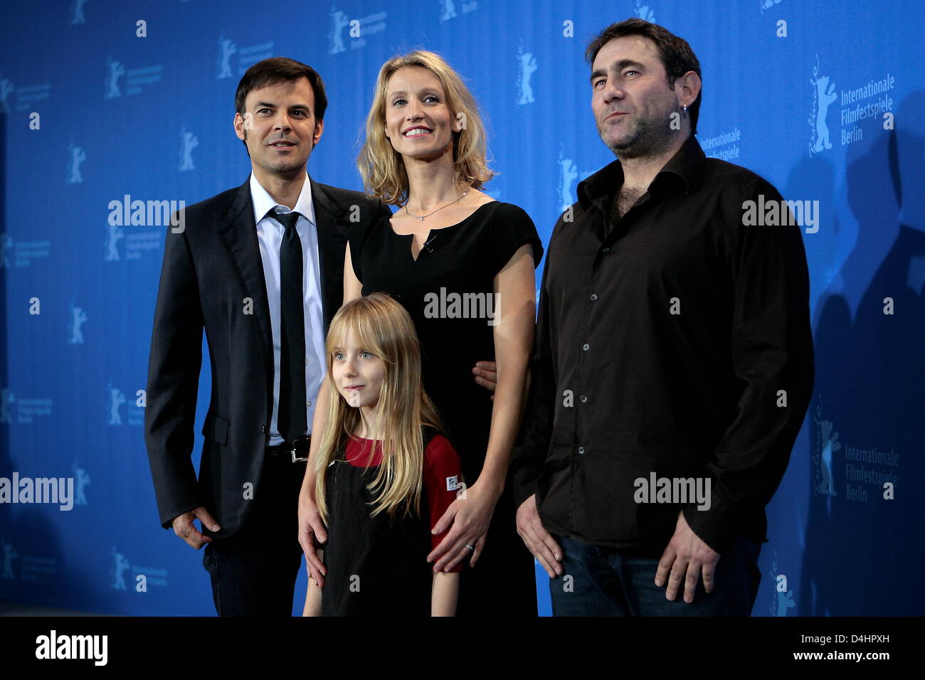 Le réalisateur français François Ozon (L-R), actrices françaises Alexandra Lamy et Mélusine Mayance et l'acteur Espagnol Sergi Lopez posent au photocall pour le film ?Ricky ? À la 59e Festival International du Film de Berlin à Berlin, Allemagne, 06 février 2009. Le film est l'un des 18 films de concourir pour l'argent et de l'Ours d'or de la 59e Berlinale. Photo : Arno Burgi Banque D'Images