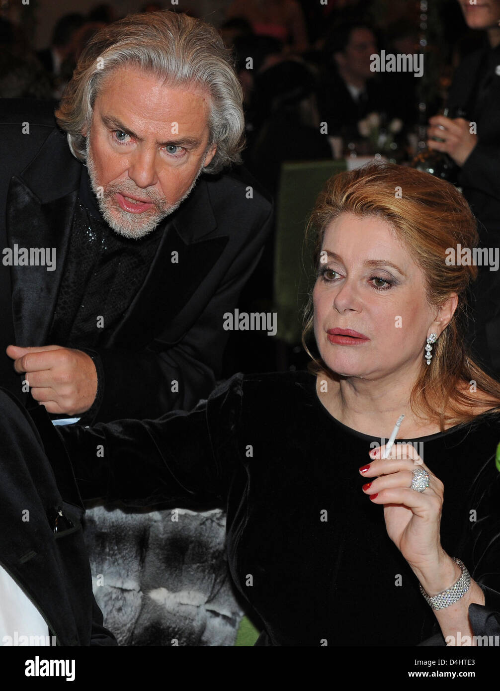 Buehlbecker Hermann, propriétaire de l'entreprise chocolat ?Henry Lambertz, parle de l'actrice française Catherine Deneuve au cinéma ?pour la paix ? Gala à la 59e Festival International du Film de Berlin à Berlin, Allemagne, 09 février 2009. Cinéma ?pour la paix ? Est une initiative mondiale de la promotion de l'humanité à travers le cinéma. Les membres de la communauté cinématographique internationale ont créé une plate-forme pour la paix et t Banque D'Images Buehlbecker Hermann, propriétaire de l'entreprise chocolat ?Henry Lambertz, parle de l'actrice française Catherine Deneuve au cinéma ?pour la paix ? Gala à la 59e Festival International du Film de Berlin à Berlin, Allemagne, 09 février 2009. Cinéma ?pour la paix ? Est une initiative mondiale de la promotion de l'humanité à travers le cinéma. Les membres de la communauté cinématographique internationale ont créé une plate-forme pour la paix et t Banque D'Images