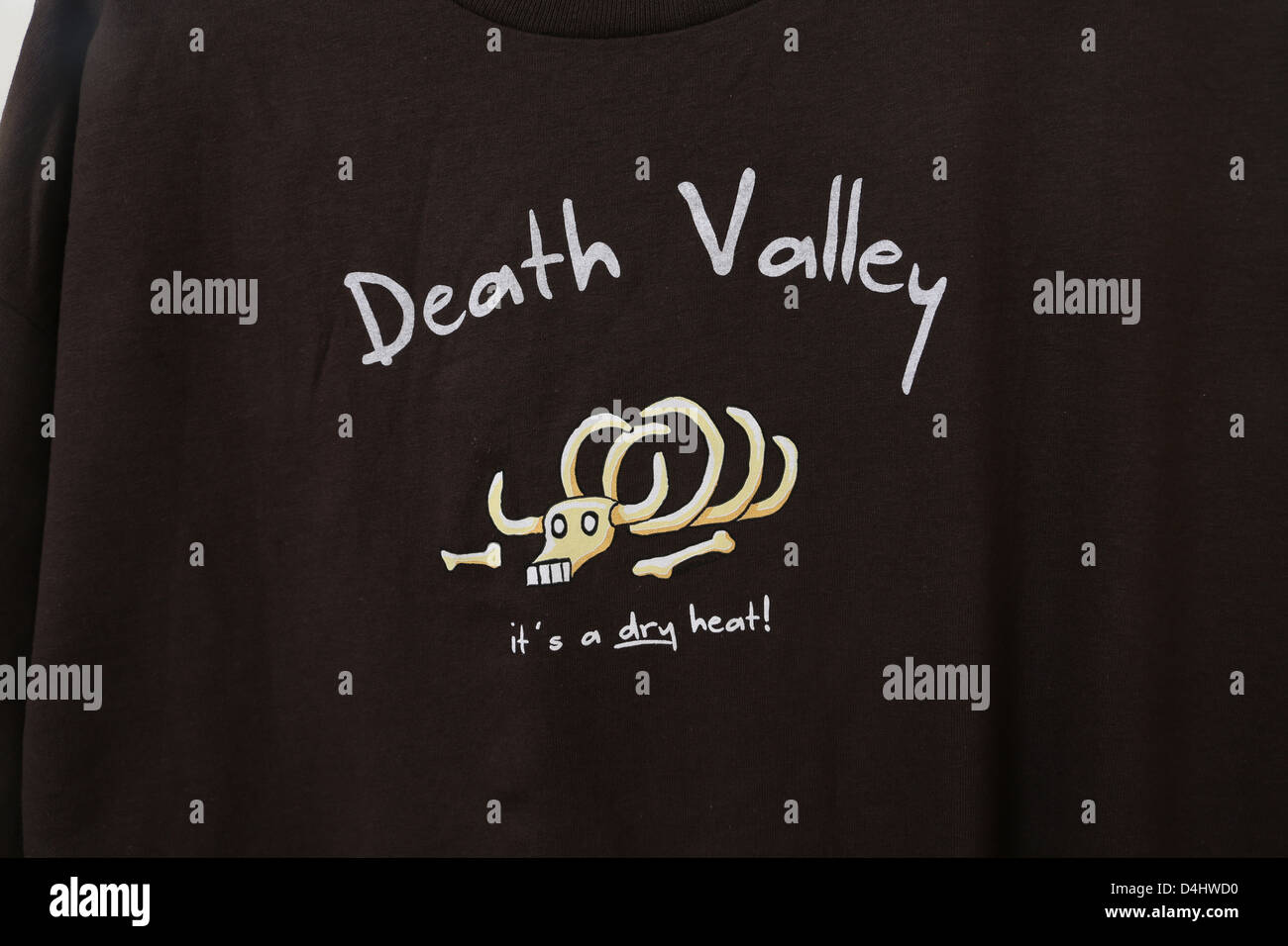 Fred Harvey Death Valley T-Shirt avec photo d'os de vache Banque D'Images
