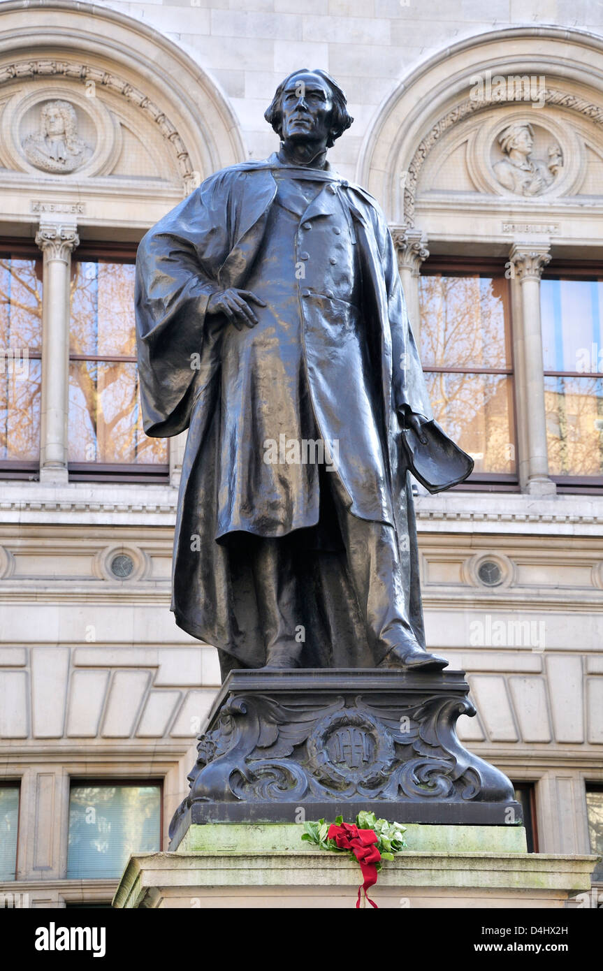 Londres, Angleterre, Royaume-Uni. Statue de Sir Henry Irving (acteur et impressario, 1838-1905) dans Charing Cross Road. (Thomas Brock, 1910) Banque D'Images