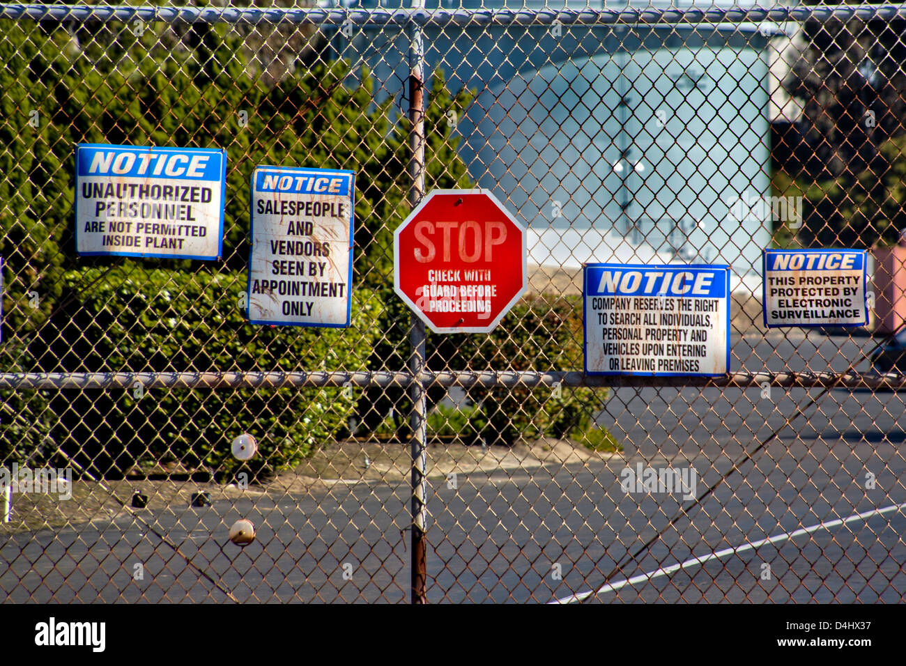 Une rangée de panneaux à l'entrée d'une usine en Californie du Sud contre l'avertissement ou d'interdire de nombreuses activités. Banque D'Images