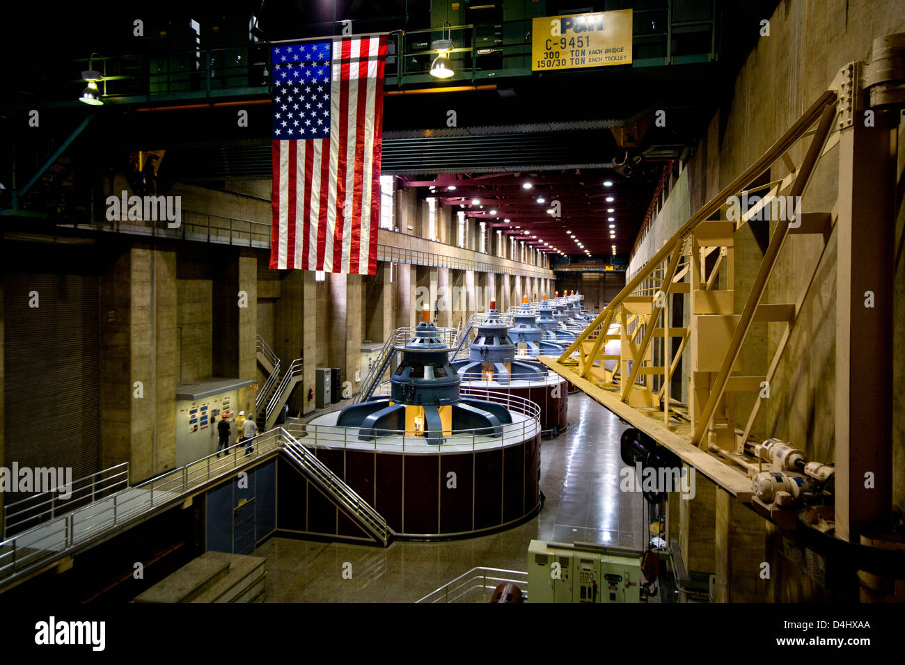 Un drapeau américain décore l'une des centrales hydroélectriques au Barrage Hoover sur la rivière Colorado Banque D'Images