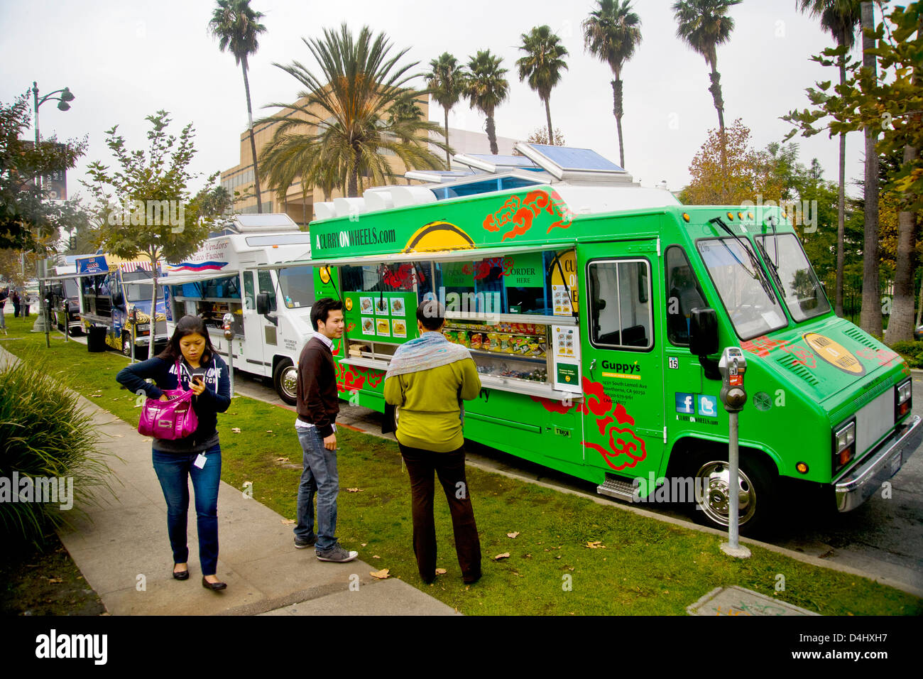 Gourmet food cars servir le déjeuner de midi sur Wilshire Boulevard, à Los Angeles. Banque D'Images