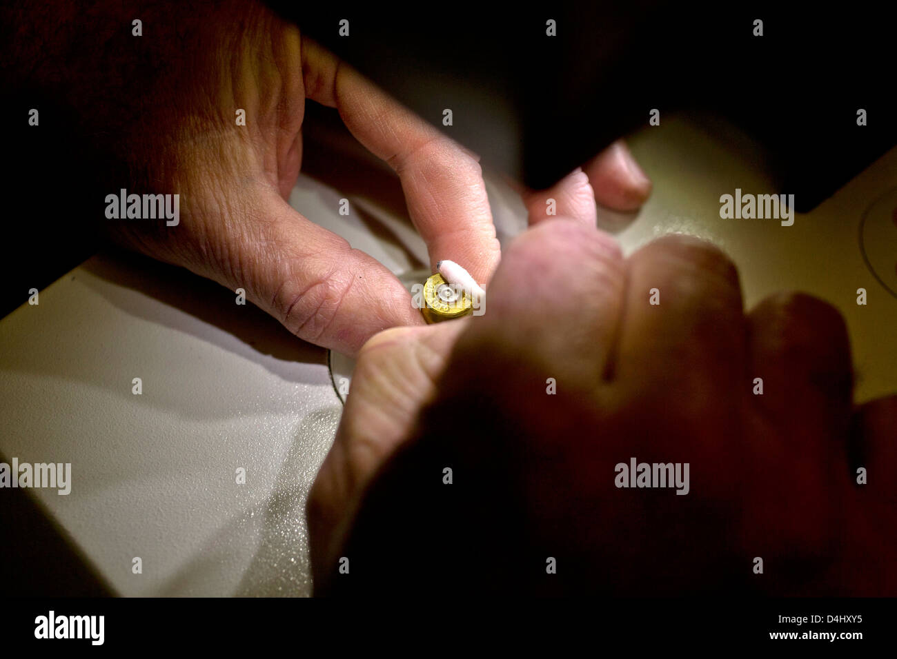 Porter des gants, un technicien de laboratoire prépare une scène d'un meurtre pour l'examen médico-légal Banque D'Images