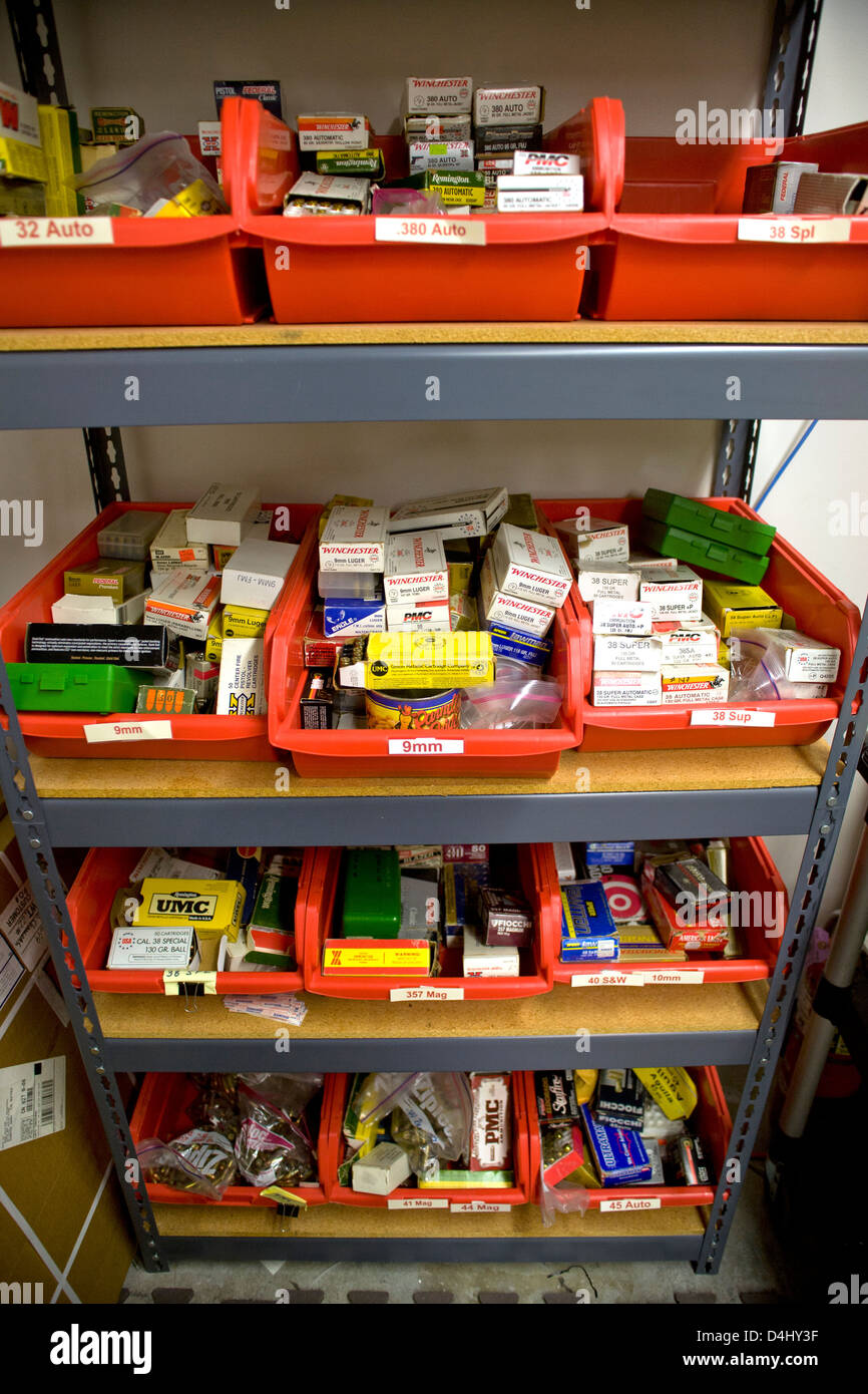 Une grande variété de pistolets et de munitions de fusil est disponible pour l'essai de preuve dans l'analyse des armes à feu prix Banque D'Images