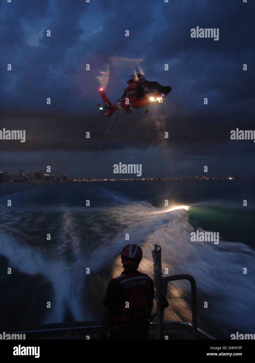BM1 Mike Sanborn a remporté la deuxième place au concours photo de la Garde côtière, mettant en valeur son talent exceptionnel dans la capture de la vie quotidienne et des opérations de la Garde côtière américaine. Son travail souligne le dévouement et le professionnalisme du personnel de la Garde côtière. Banque D'Images