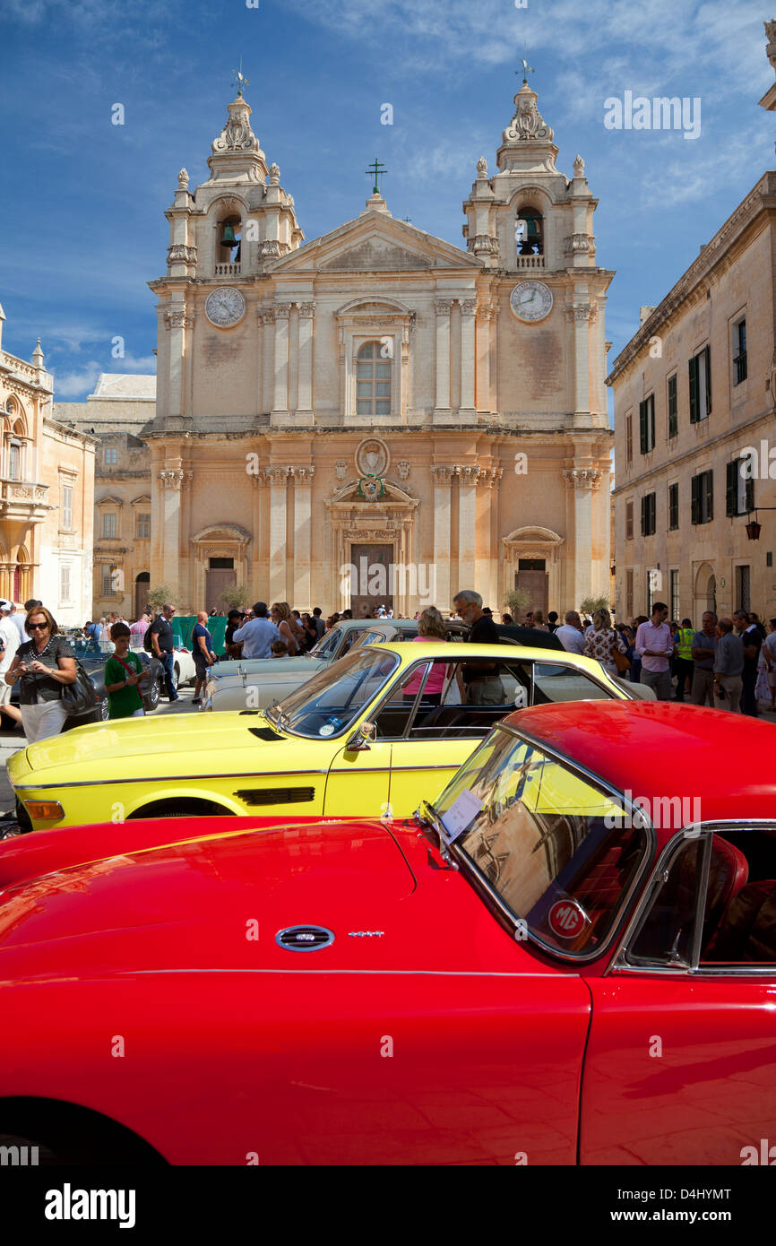 Classic cars sur show à St Paul's Square, Mdina Malte Banque D'Images