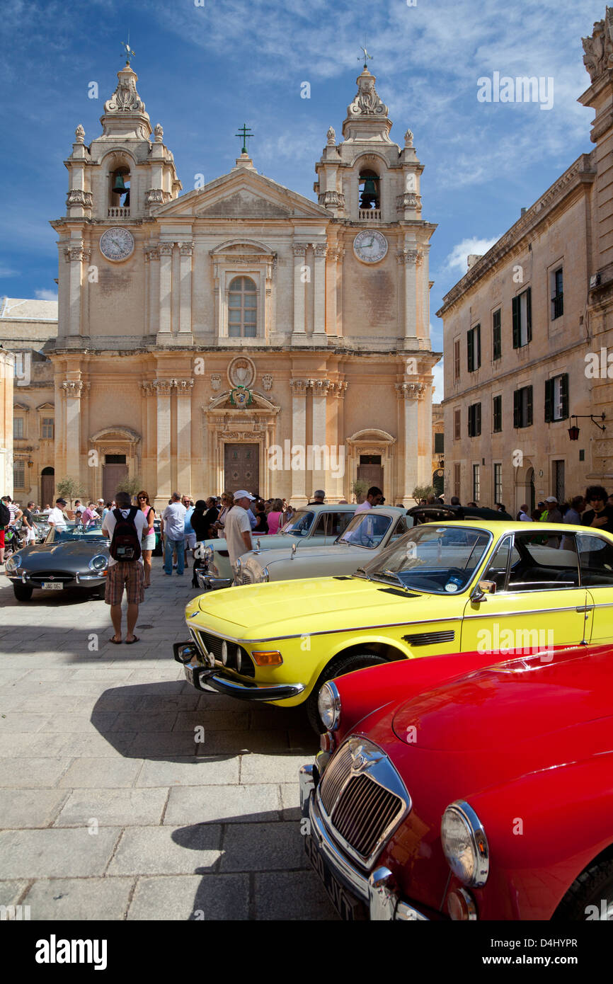 Classic cars sur show à St Paul's Square, Mdina Malte Banque D'Images