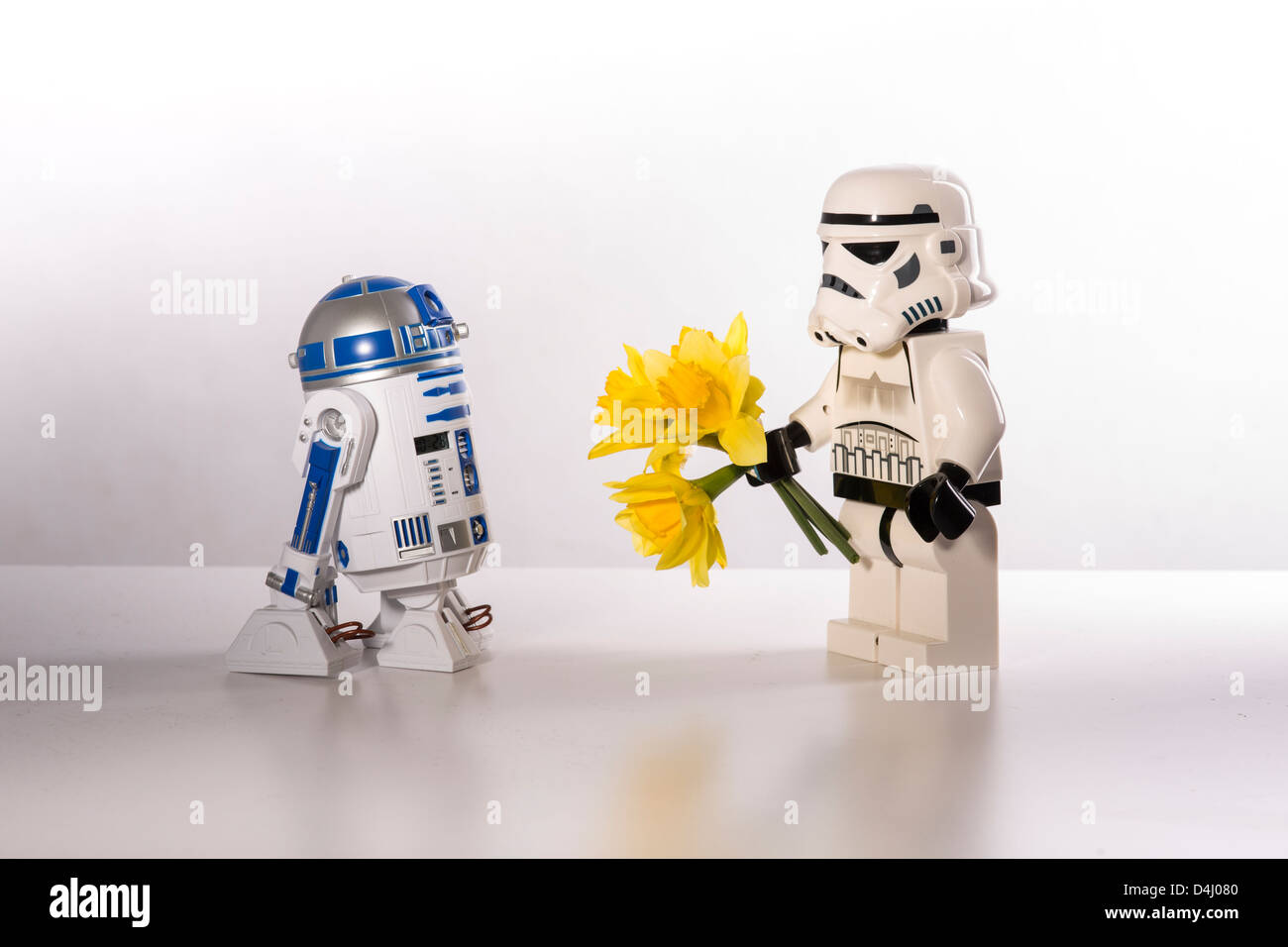 Star Wars, une histoire d'amour indicibles. r2-d2 et un stormtrooper Banque D'Images