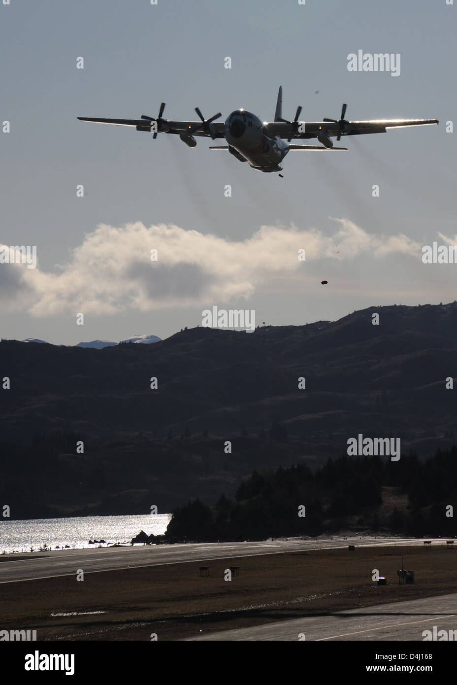 La station aérienne de la Garde côtière de Kodiak a effectué un largage d'avions C-130 Hercules, impliquant des membres du personnel tels que Charly Hengen et Jonathan Lally, mettant en évidence les opérations aériennes en Alaska. Banque D'Images