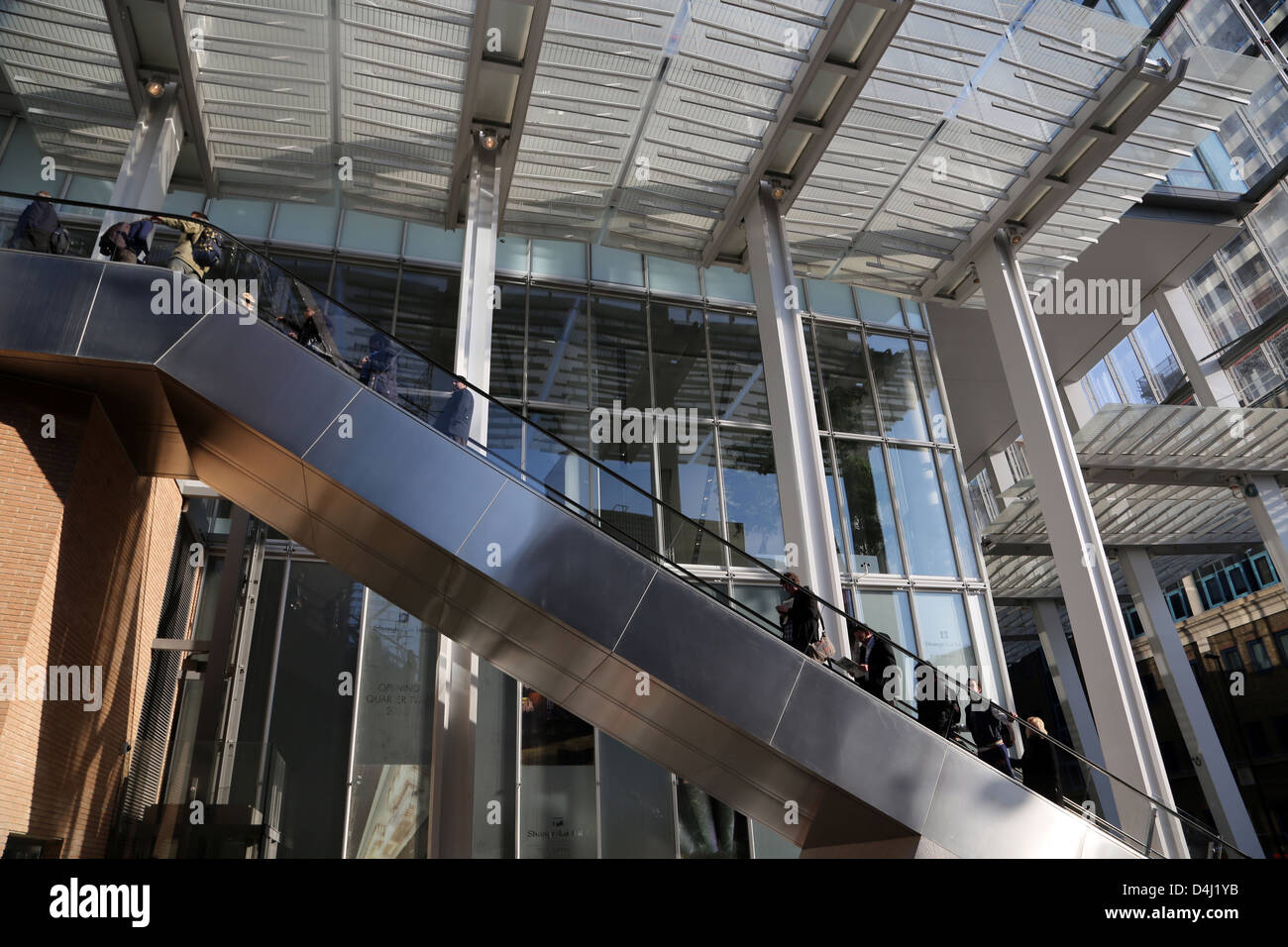 Londres Angleterre Le fragment et l'entrée de la Station London Bridge People On Escalators Banque D'Images