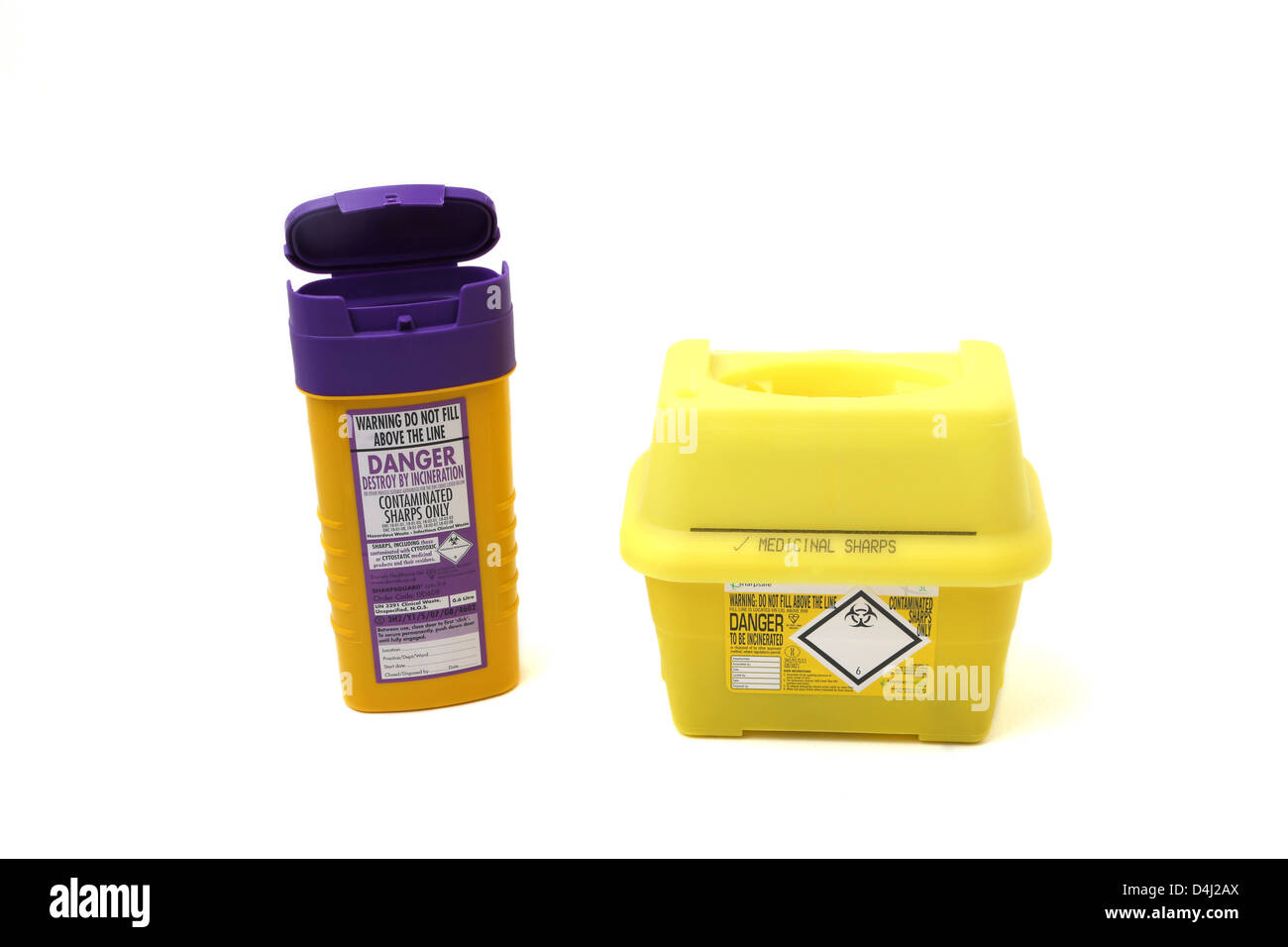 Bacs et tranchants avec violet et jaune couvercles pour seringues Déchets médicaux Banque D'Images