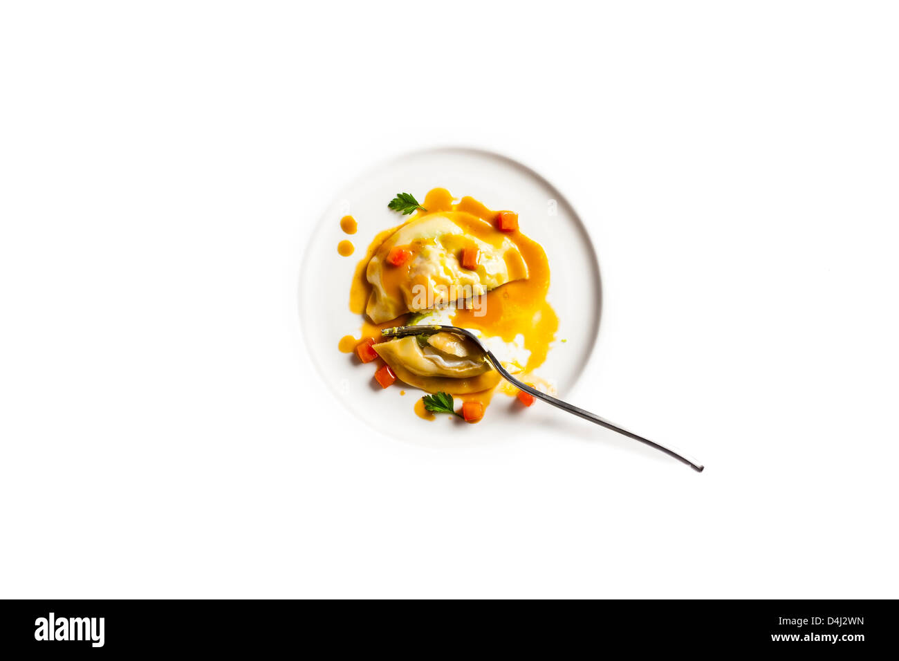 Rempli de format carre' Pois frais et langoustine, servi avec des tomates et de la bisque de langoustines concasse'. Banque D'Images