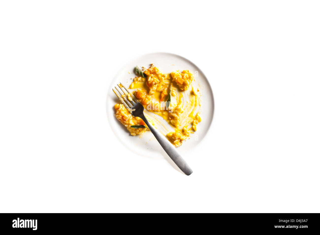 Risotto à la courge musquée et Parmigiano Reggiano, garni de miettes d'amaretti et sauge frit. Banque D'Images