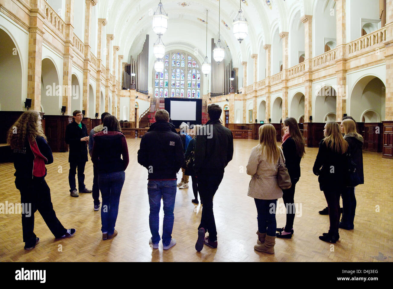 Les gens dans le Grand Hall du bâtiment Aston Webb, Edgbaston campus, l'Université de Birmingham, UK Banque D'Images
