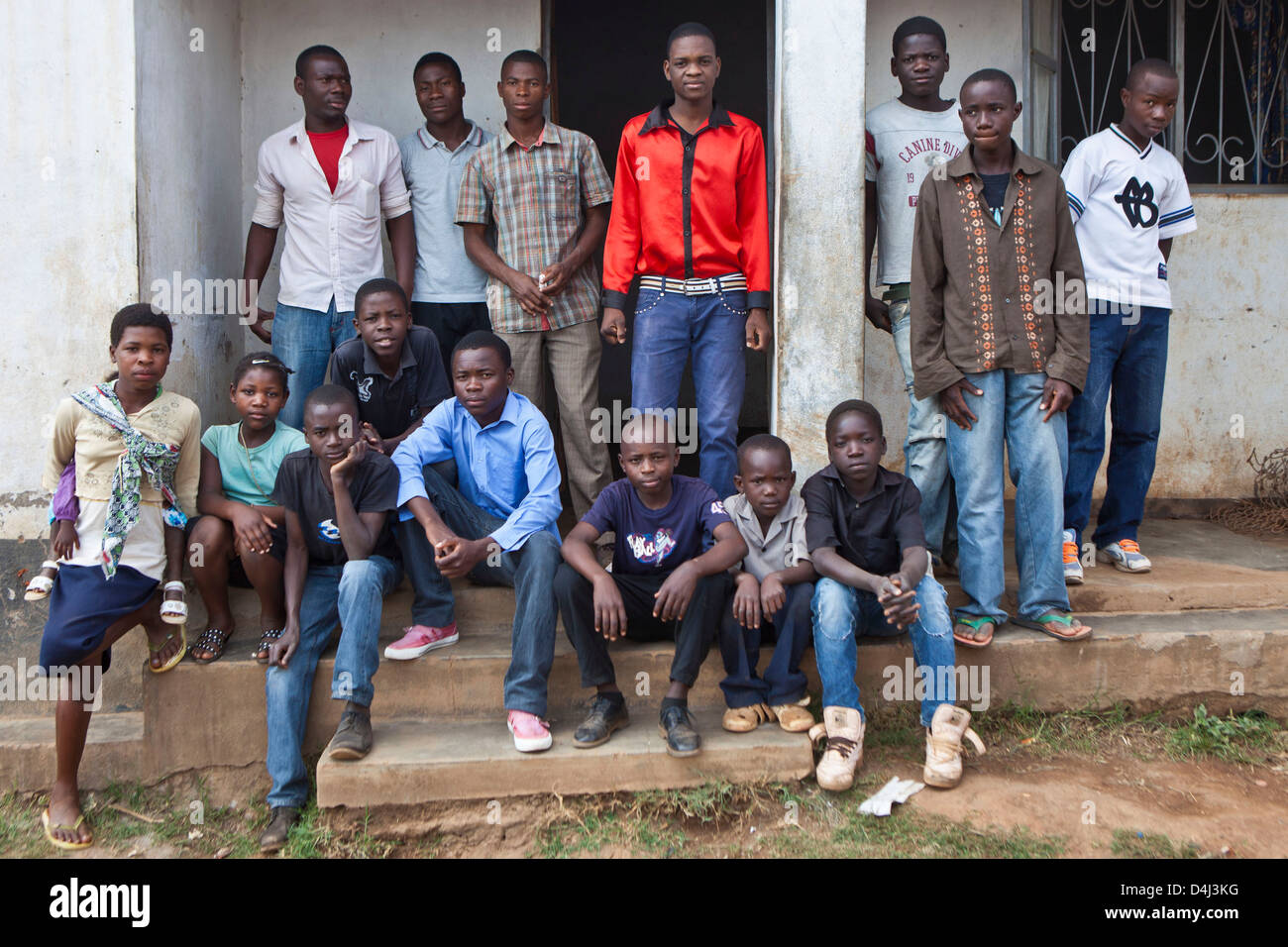 Un groupe de jeunes garçons africains en dehors de leurs soins home run par Christ international indépendant de l'Église chrétienne, le Mozambique. Banque D'Images