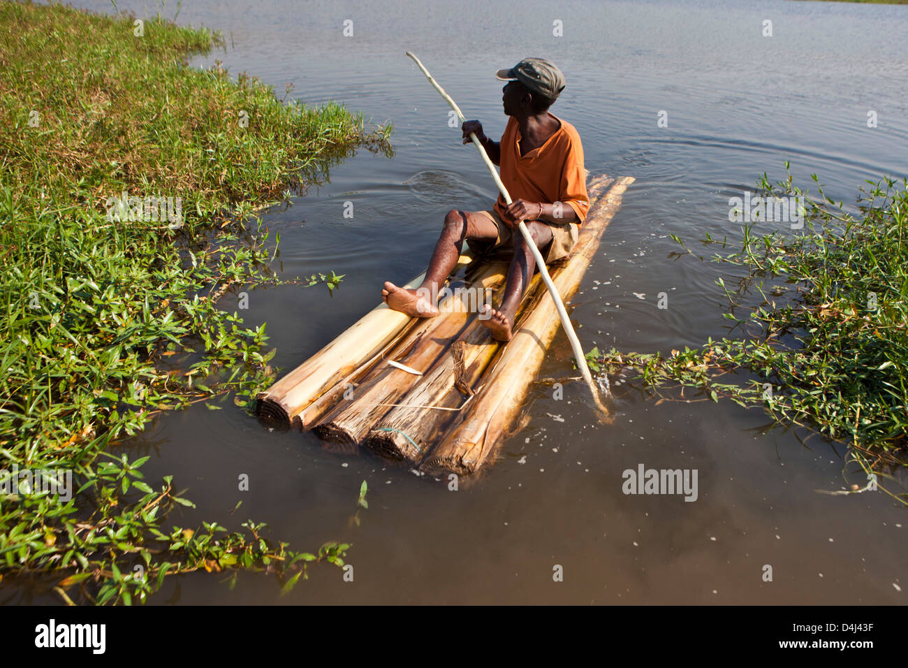 Homme africain sur son radeau pêche sur le lac de Kubatsirana Farm géré par un organisme de bienfaisance qui aident à fournir de la nourriture et le travail, au Mozambique. Banque D'Images