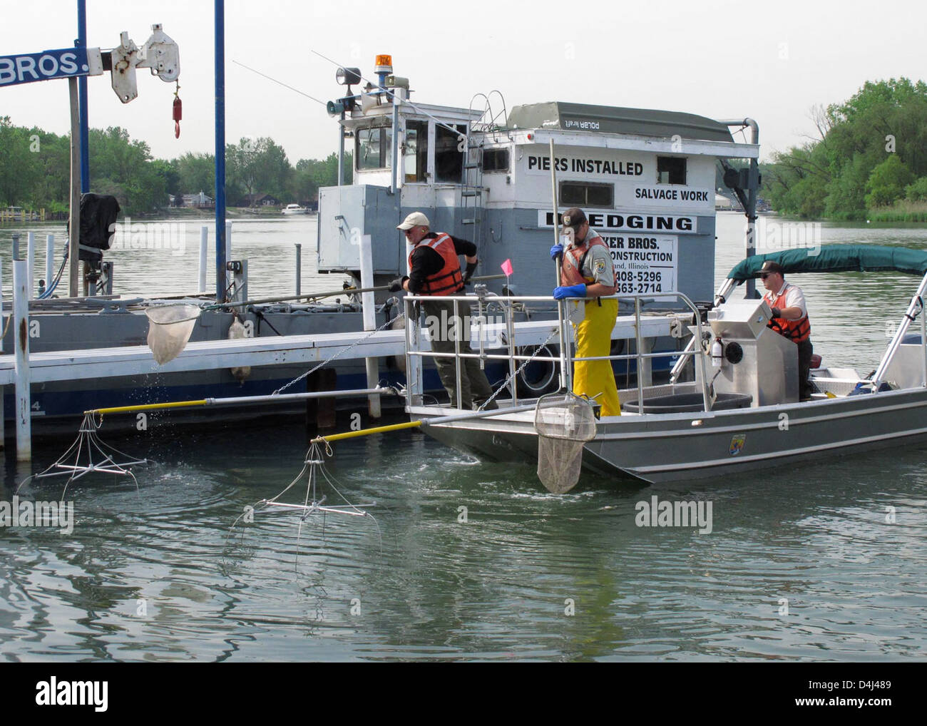 La Garde côtière des États-Unis et le département des ressources naturelles de l'Illinois mènent des opérations de pêche électrique dans la rivière Little Calumet pour récupérer des espèces de poissons envahissantes et protéger les écosystèmes locaux. Banque D'Images