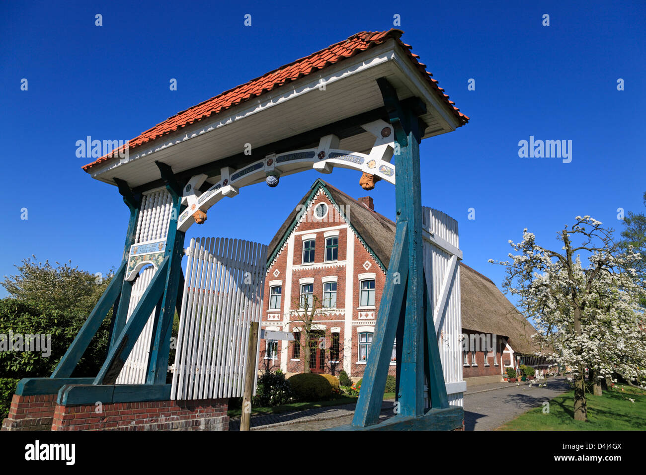 Altes Land, traditionel gate en face d'une ferme à Luehe dyke, Basse-Saxe, Allemagne Banque D'Images