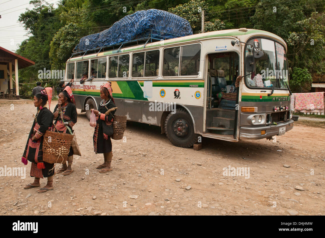 Les femmes Akha saluant un bus longue distance en route vers Phongsaly, Laos Banque D'Images