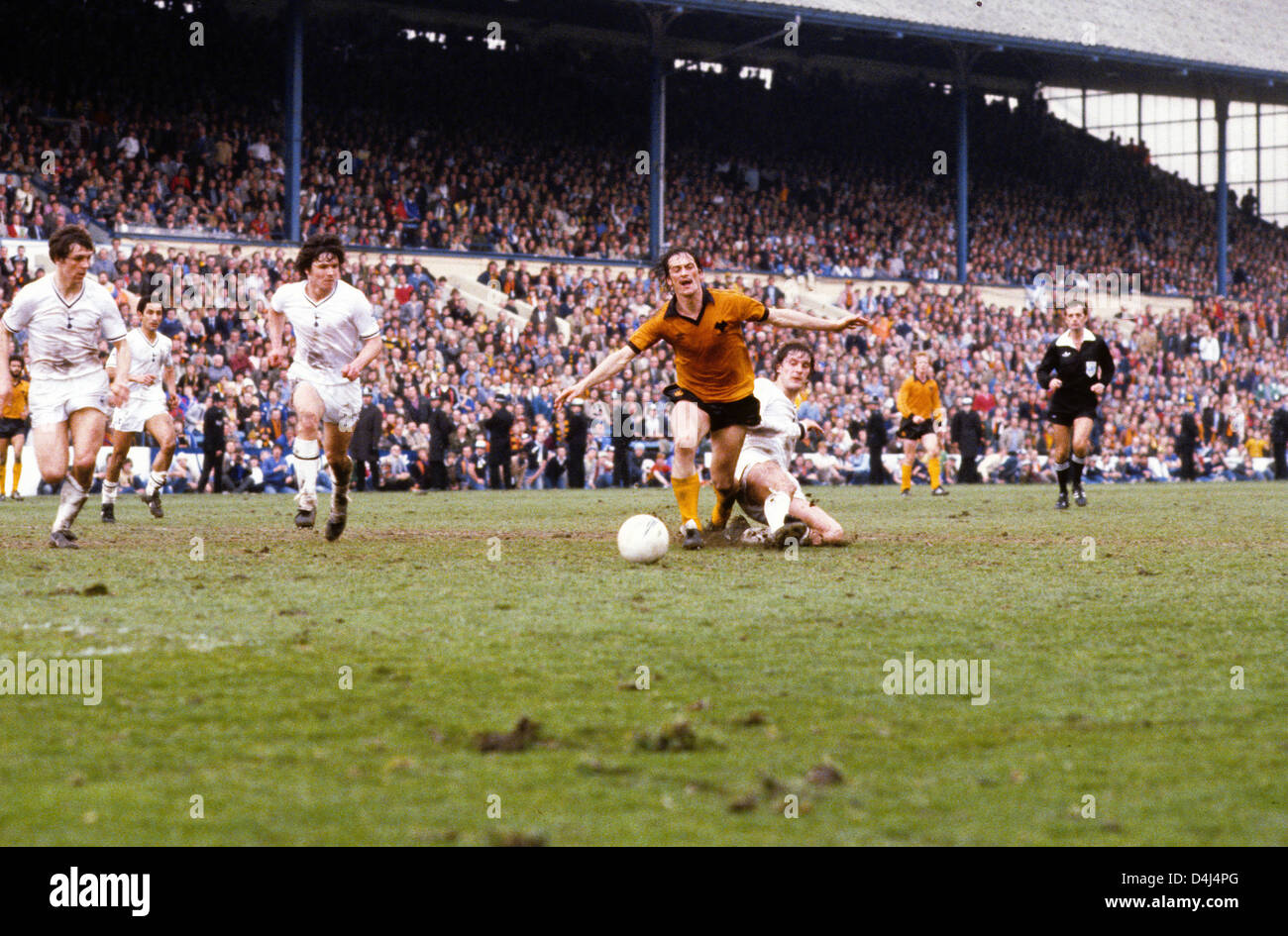 Tottenham Hotspur et Wolverhampton Wanderers FA Cup demi-finale Hillsborough. Kenny Hibbit descend sous la pression de Glenn Hoddle pour donner à Wolves leur pénalité d'égalisation. Regardé par Graham Roberts, Ossie Ardiles et Steve Perryman. Kenny Hibbitt football footballeurs action célébration Spurs Wolves Banque D'Images