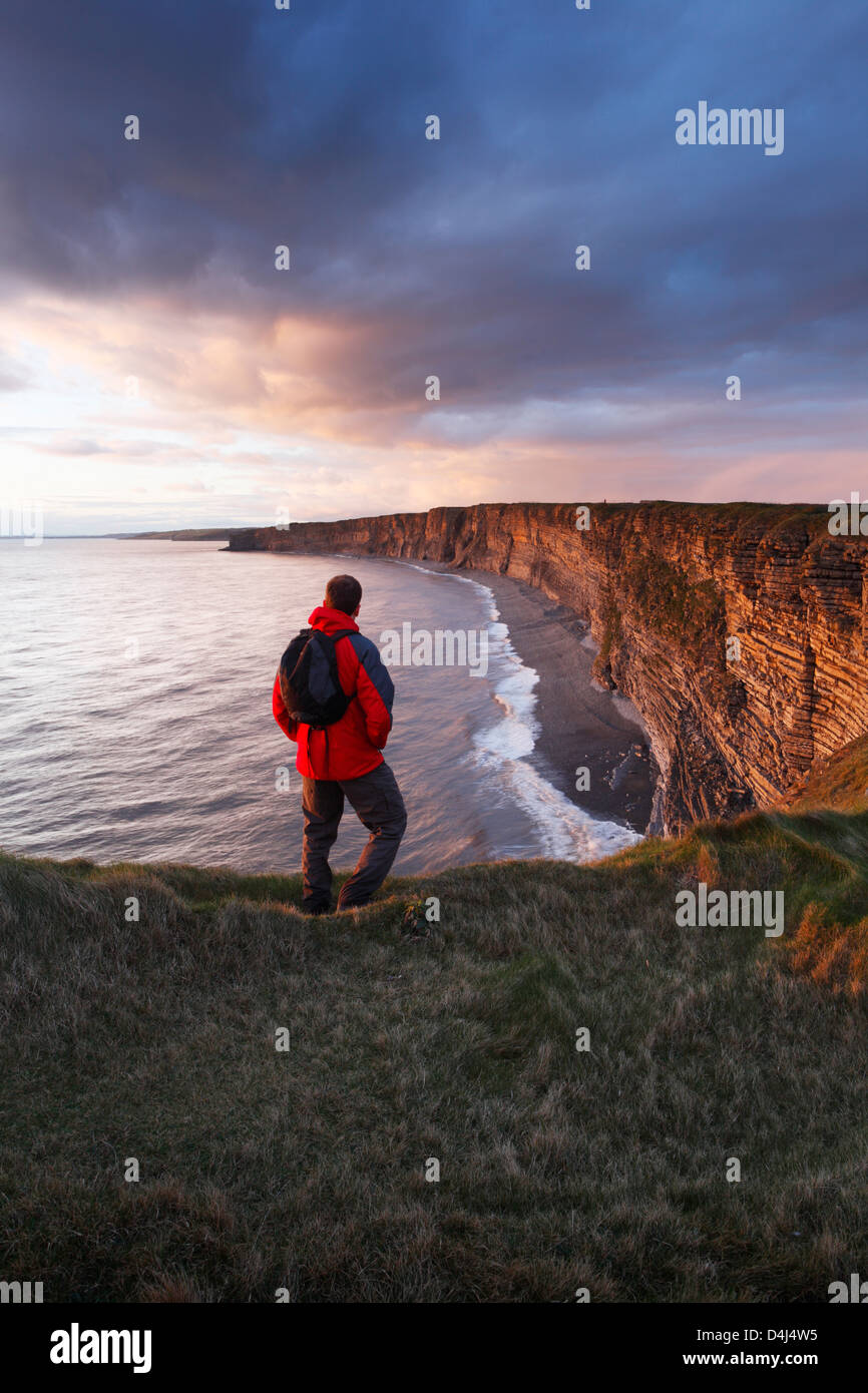 Walker à Nash Point sur la côte du Pays de Galles. La côte du Glamorgan. Vale of Glamorgan. Le Pays de Galles. UK. Banque D'Images
