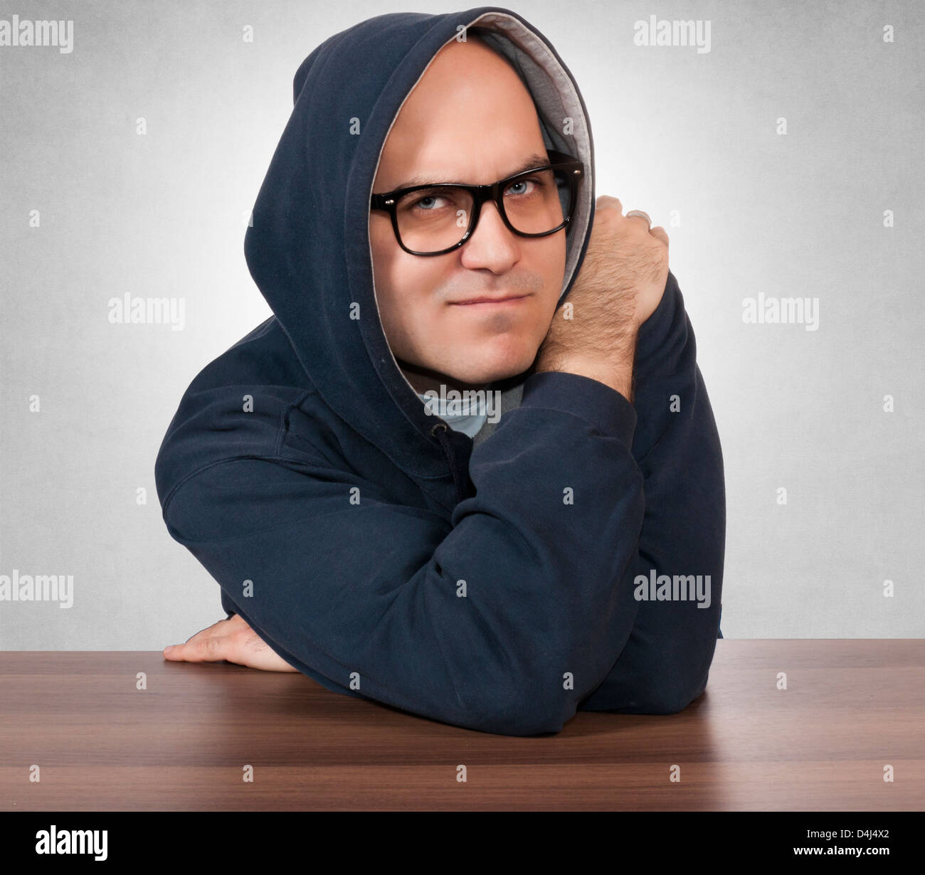 L'homme suspect avec une capuche sur sa tête Banque D'Images