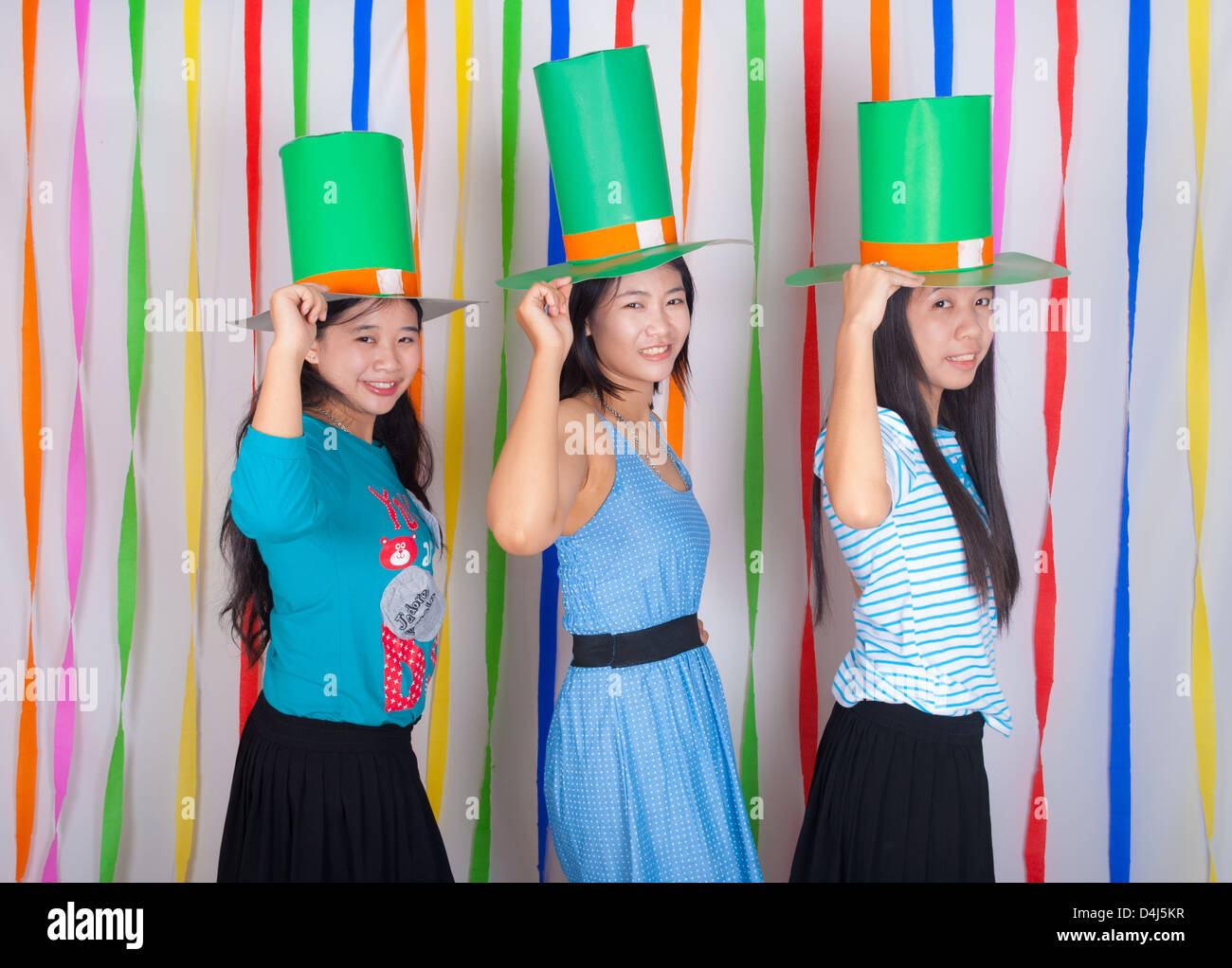 Asian-Thai pour tenir grand chapeau vert sur St.Patrick's Day Banque D'Images