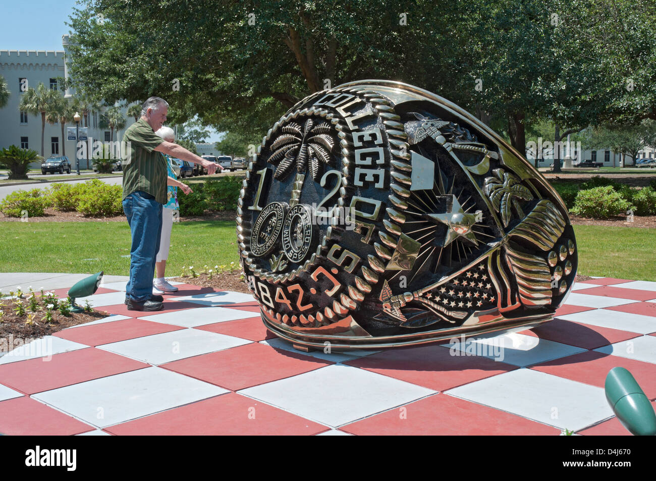 Le collège militaire de la Citadelle, Charleston, Caroline du Sud. La promotion de 2012 a consacré une immense réplique de la bague de leur classe. Banque D'Images