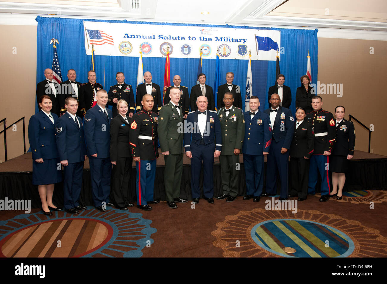 Le YMCA de l’Alaska organise son événement annuel Salut aux militaires à Anchorage, honorant le personnel de la Garde côtière et d’autres services militaires pour leur dévouement et leur service à la communauté et à la nation. Banque D'Images Le YMCA de l’Alaska organise son événement annuel Salut aux militaires à Anchorage, honorant le personnel de la Garde côtière et d’autres services militaires pour leur dévouement et leur service à la communauté et à la nation. Banque D'Images