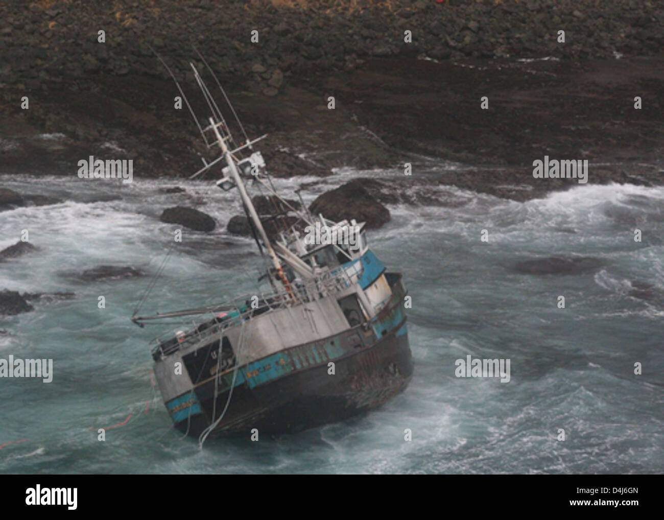 Les équipages de la Garde côtière canadienne répondre à navire échoué près d'Unalaska Banque D'Images