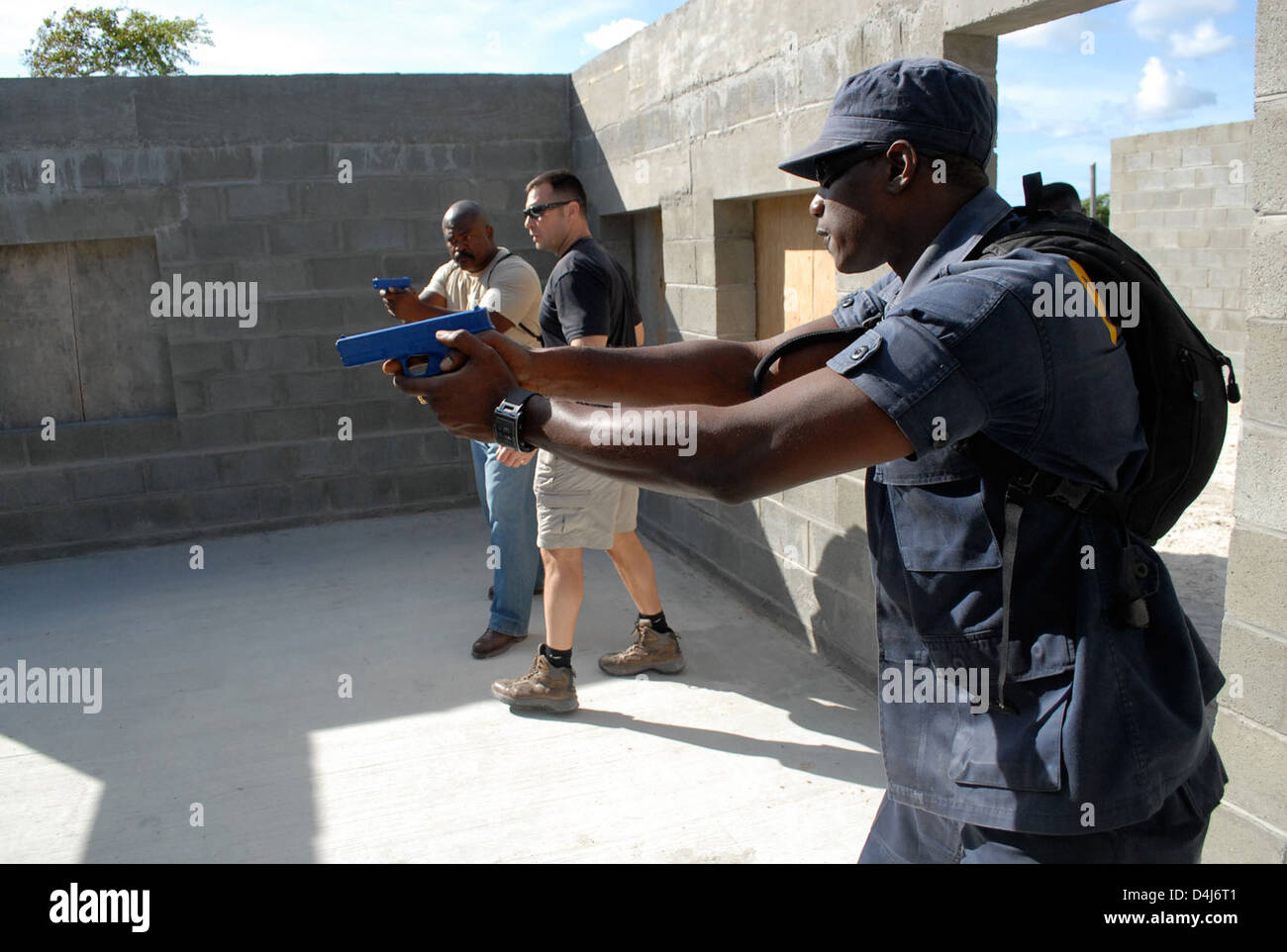 La formation du FBI à Antigua-et-Barbuda était axée sur les tactiques de nettoyage des salles pour les agents des forces de l'ordre. La formation, dispensée par des experts du FBI, visait à améliorer les temps de réponse et à assurer la sécurité lors des opérations à haut risque dans la région. Banque D'Images