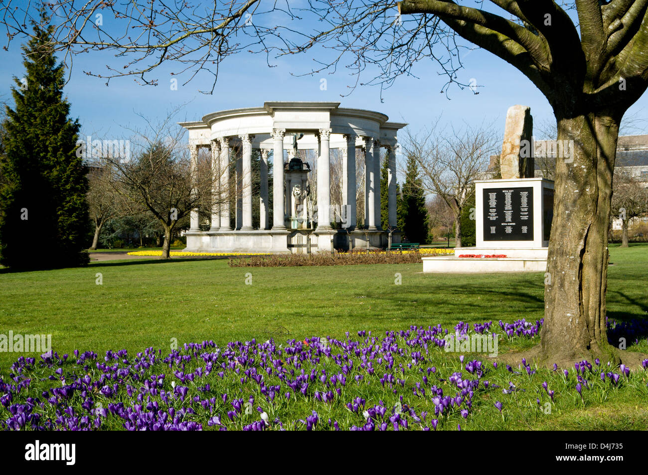 Monument commémoratif de la guerre des Malouines et War Memorial, Alexandra Gardens, Cathays Park, Cardiff, Pays de Galles. Banque D'Images