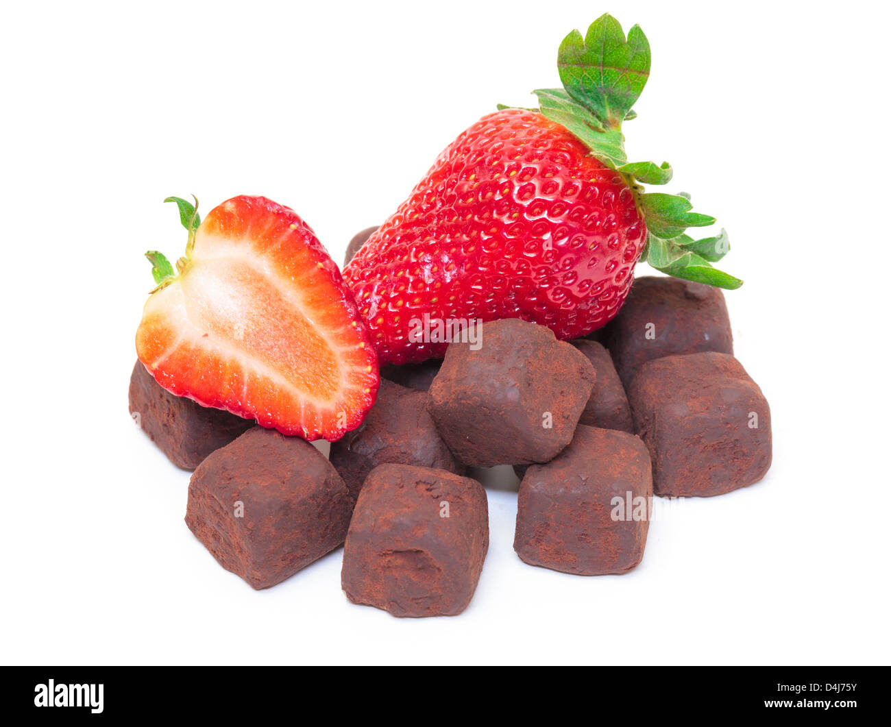 Petits fruits mûrs avec des chocolats à la fraise rouge sur fond blanc Banque D'Images