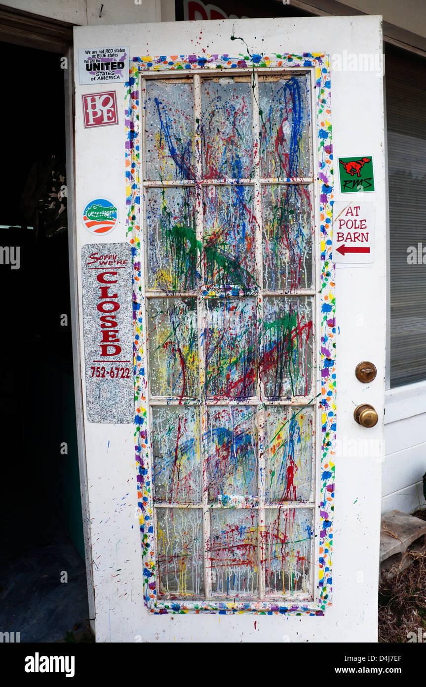 Tachés de peinture porte à une entreprise de peinture commerciale. Banque D'Images