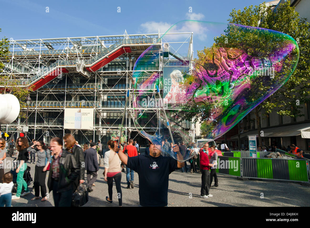 Un homme fait de grosses bulles de savon en face du Centre Pompidou à Paris Banque D'Images