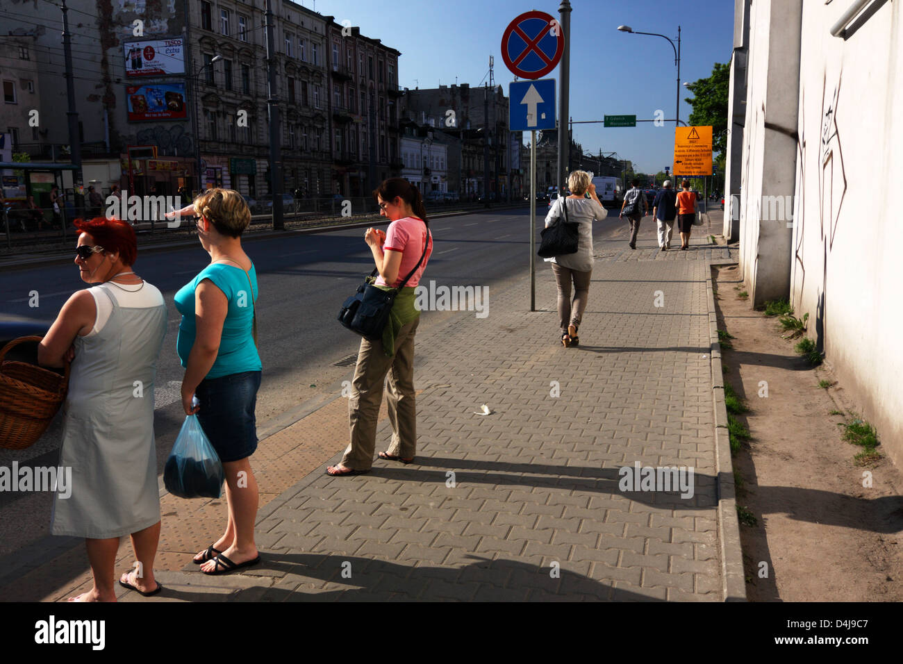 Les femmes polonaises en attente à un croisement de rue à Lodz, Pologne. Banque D'Images