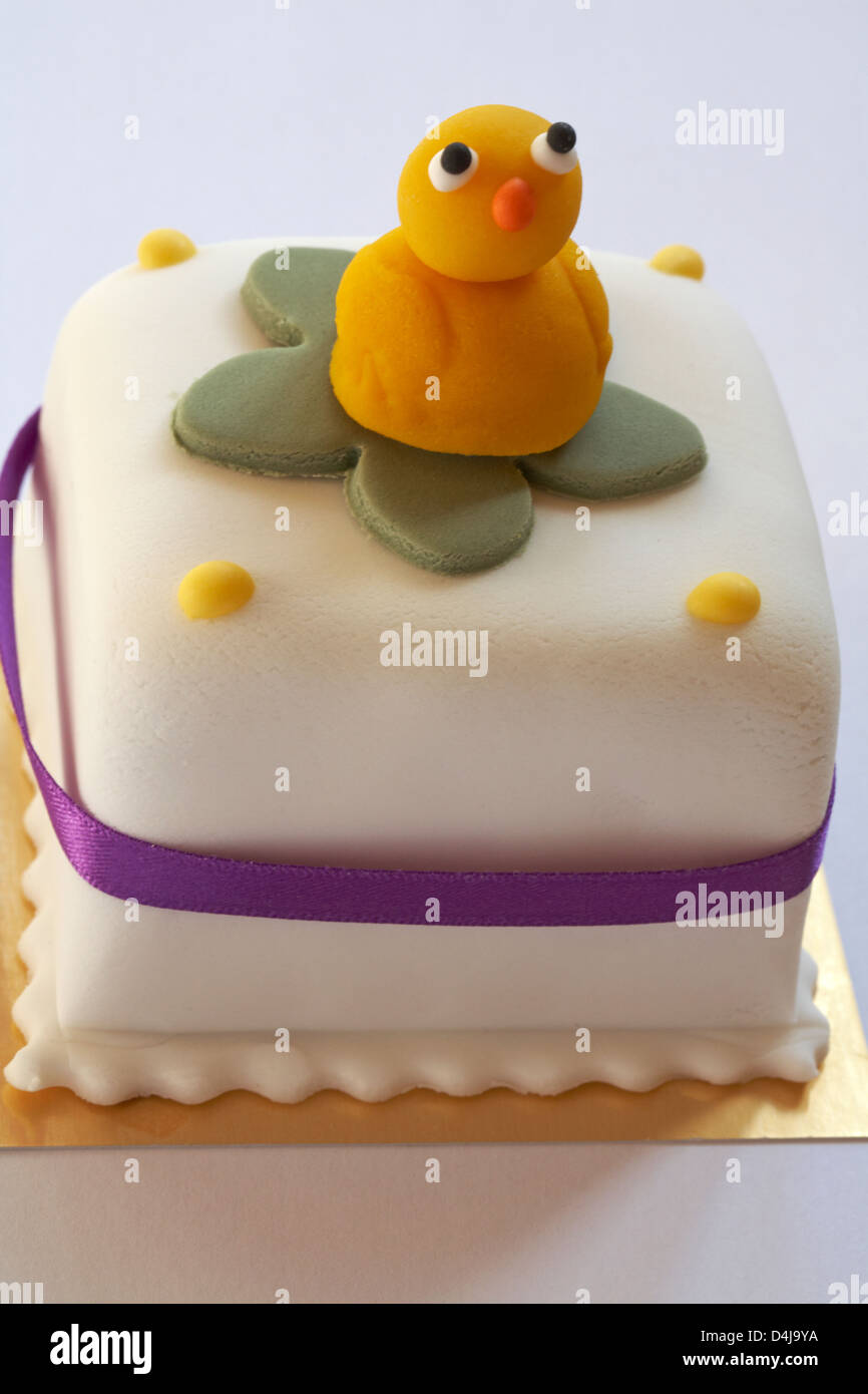Gateau De Paques Glace Avec Poussin De Paques Massepain Sur Le Dessus Photo Stock Alamy