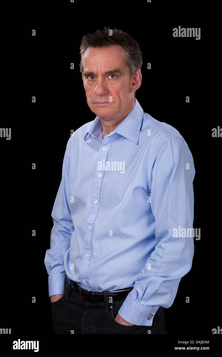 Les sourcils en colère l'homme d'affaires d'âge moyen en chemise bleu Fond noir Banque D'Images