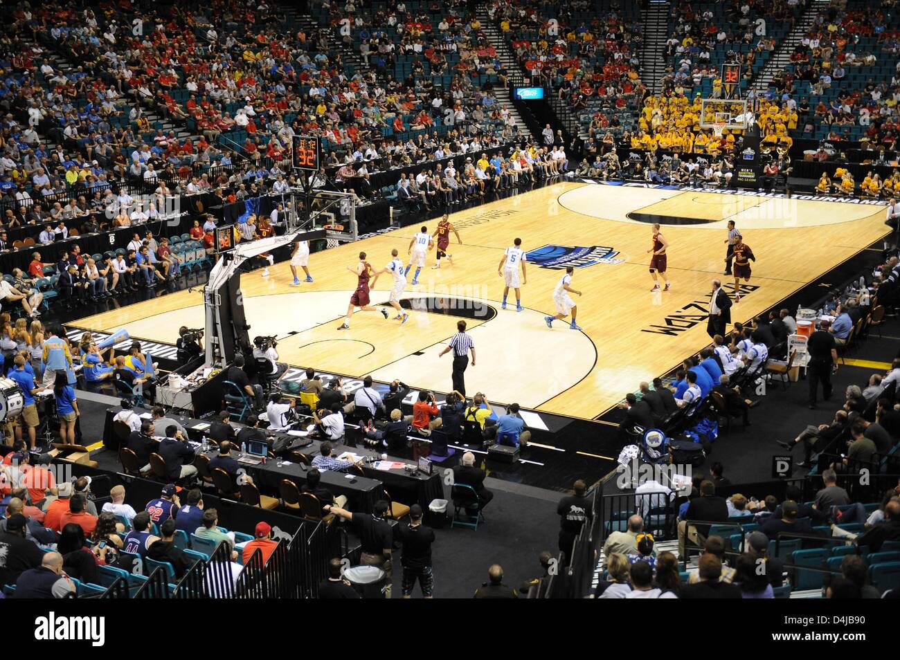 13 mars 2013 : ASU apporte la balle vers le bas à partir d'un large angle de vue au cours de la jeu de basket-ball de NCAA entre l'UCLA Bruins et l'ASU Sundevils au MGM Grand Garden Arena de Las Vegas, NV John Green/CSM Banque D'Images