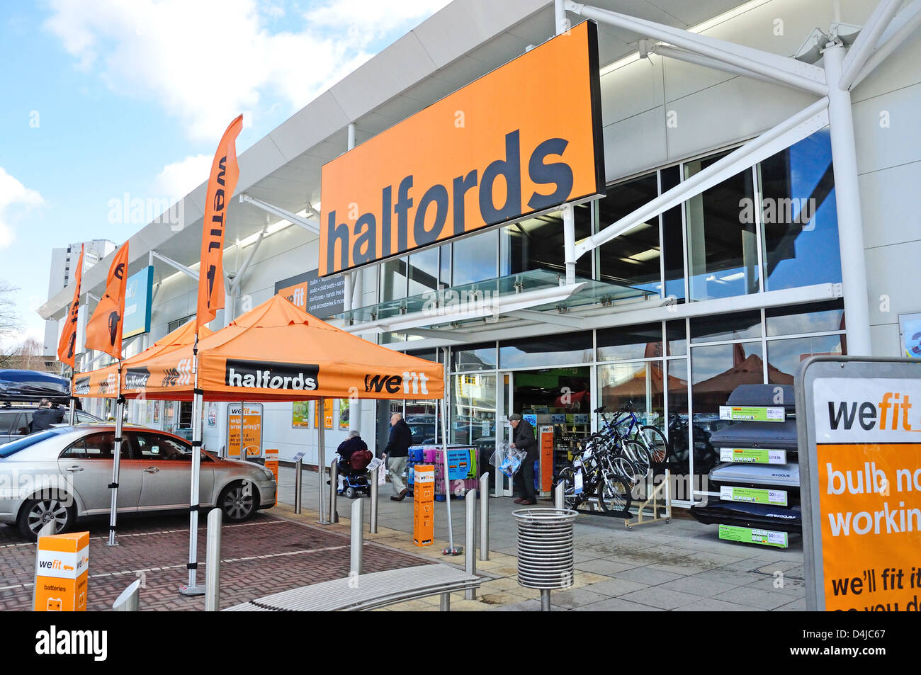 Halfords Autocenter store, le Peel Centre, Lésiné Hill, Bracknell, Berkshire, Angleterre, Royaume-Uni Banque D'Images