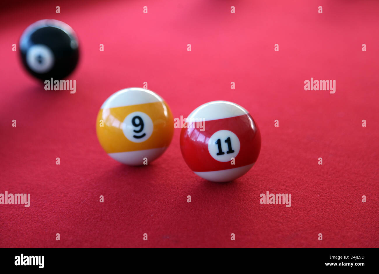 C'est une photo d'un snooker ou billard avec tapis rouge. Nous pouvons voir les boules 9, 11, 8 et le blanc. C'est un jeu d'intérieur Banque D'Images