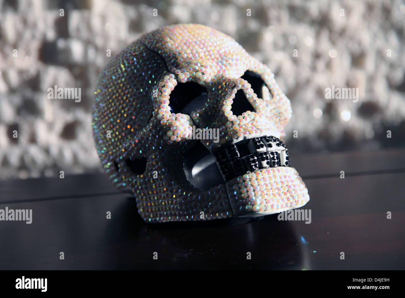C'est une photo d'un crâne ou dead head qui est couverte de cristaux ou perles brillantes perles. C'est brillant Banque D'Images