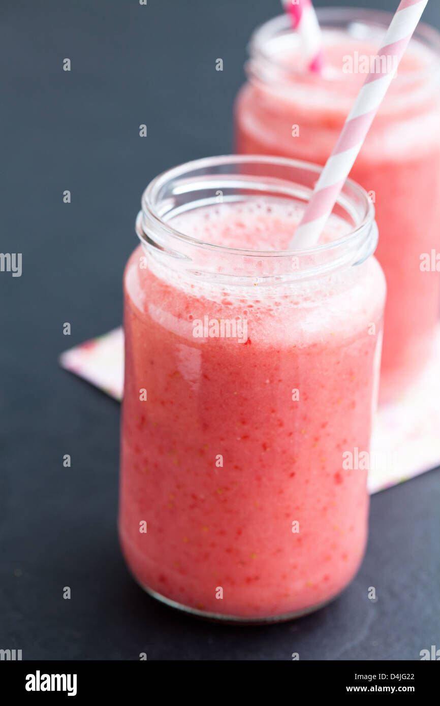 Libre de smoothies aux fruits fraise dans le verre avec de la paille Banque D'Images